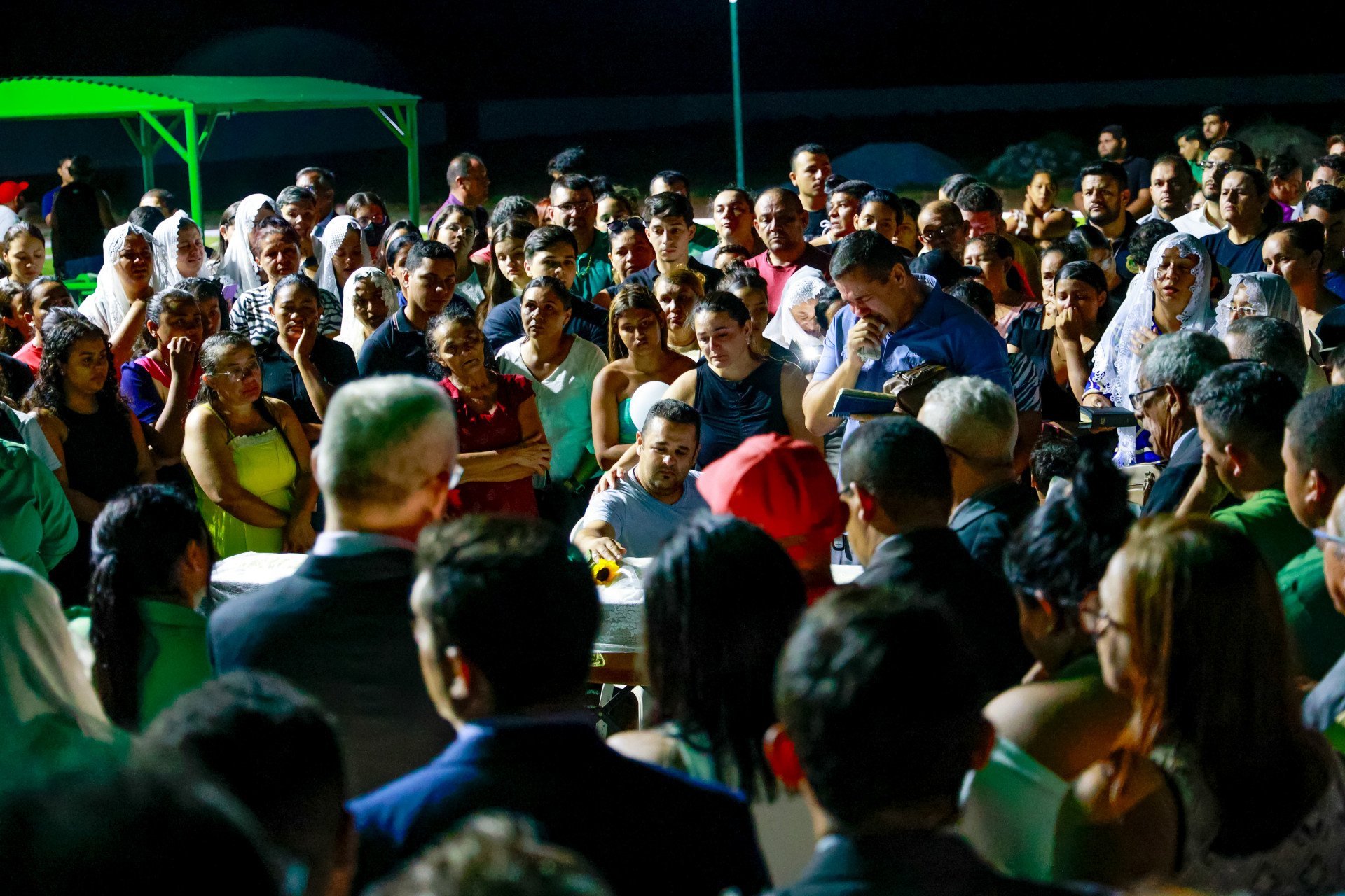 VELÓRIO da estudante Natany Alves reuniu uma multidão no Centro da cidade (Foto: FCO FONTENELE)