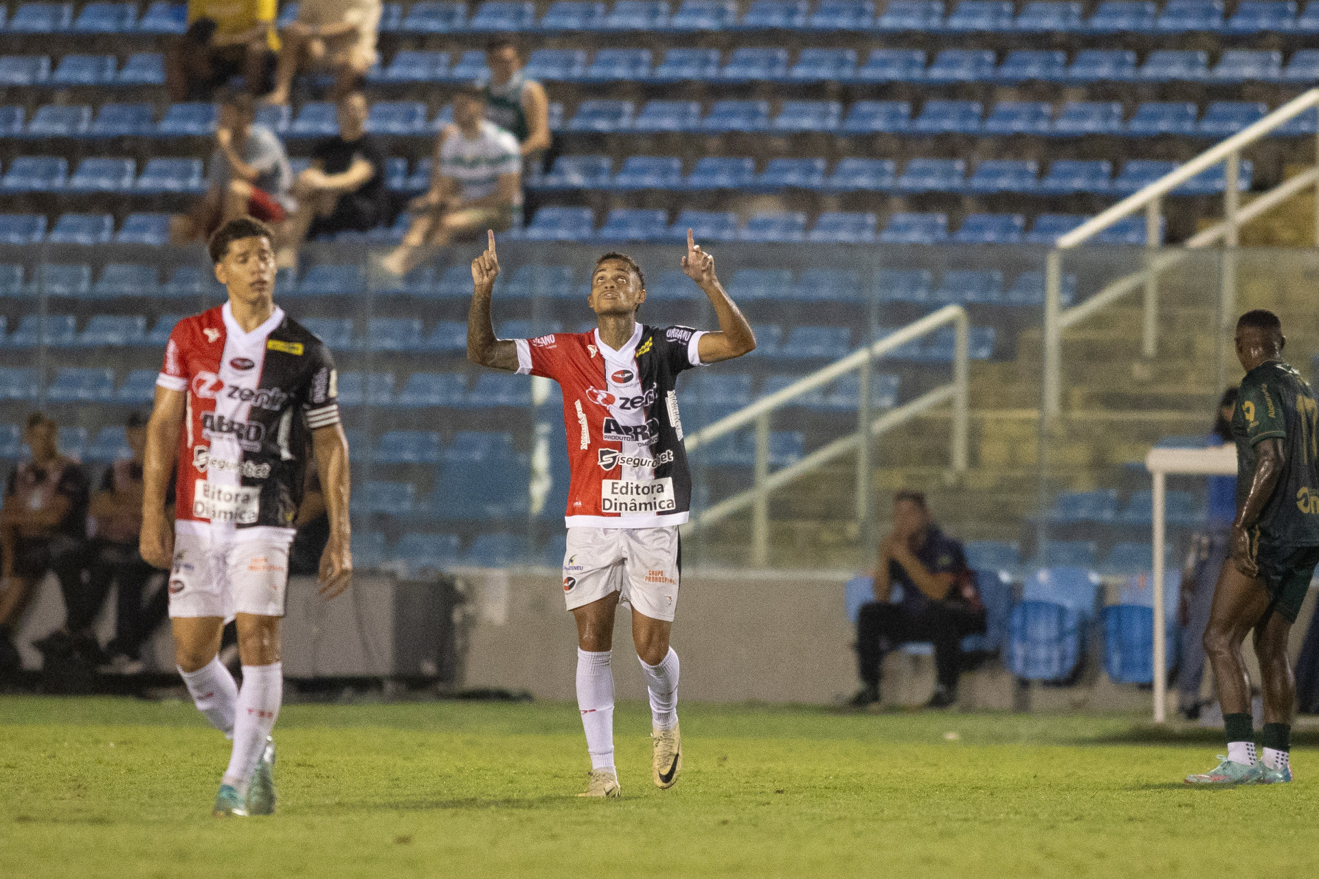 Allanzinho celebra o gol que garantiu a vitória sobre o Altos (Foto: BAGGIO RODRIGUES/AGIF/ESTADÃO CONTEÚDO)