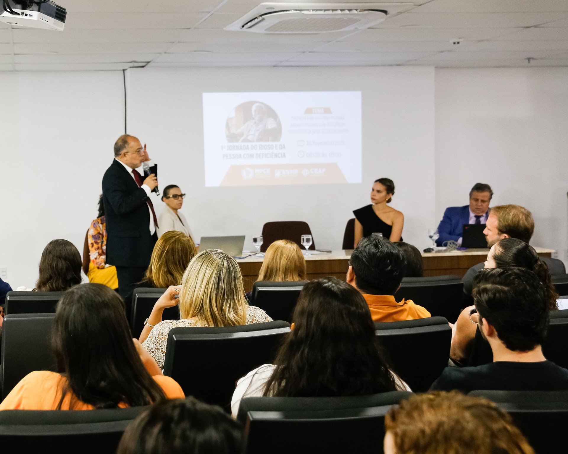 Evento contou com 120 inscritos, além de palestrantes e membros do MPCE (Foto: Divulgação/Prefeitura de Fortaleza)