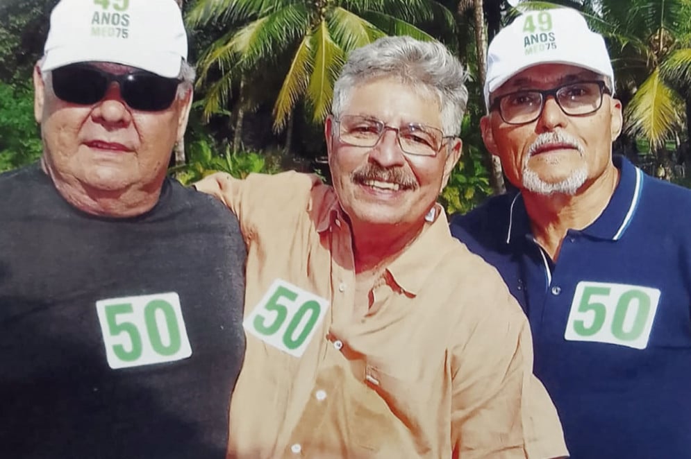 Anfitrião Joaquim Gadelha entre primos psiquiatra e cardiologista Galba e Glauco Lobo, no marcante almoço cipoense da turma de 75(Foto: acervo pessoal)