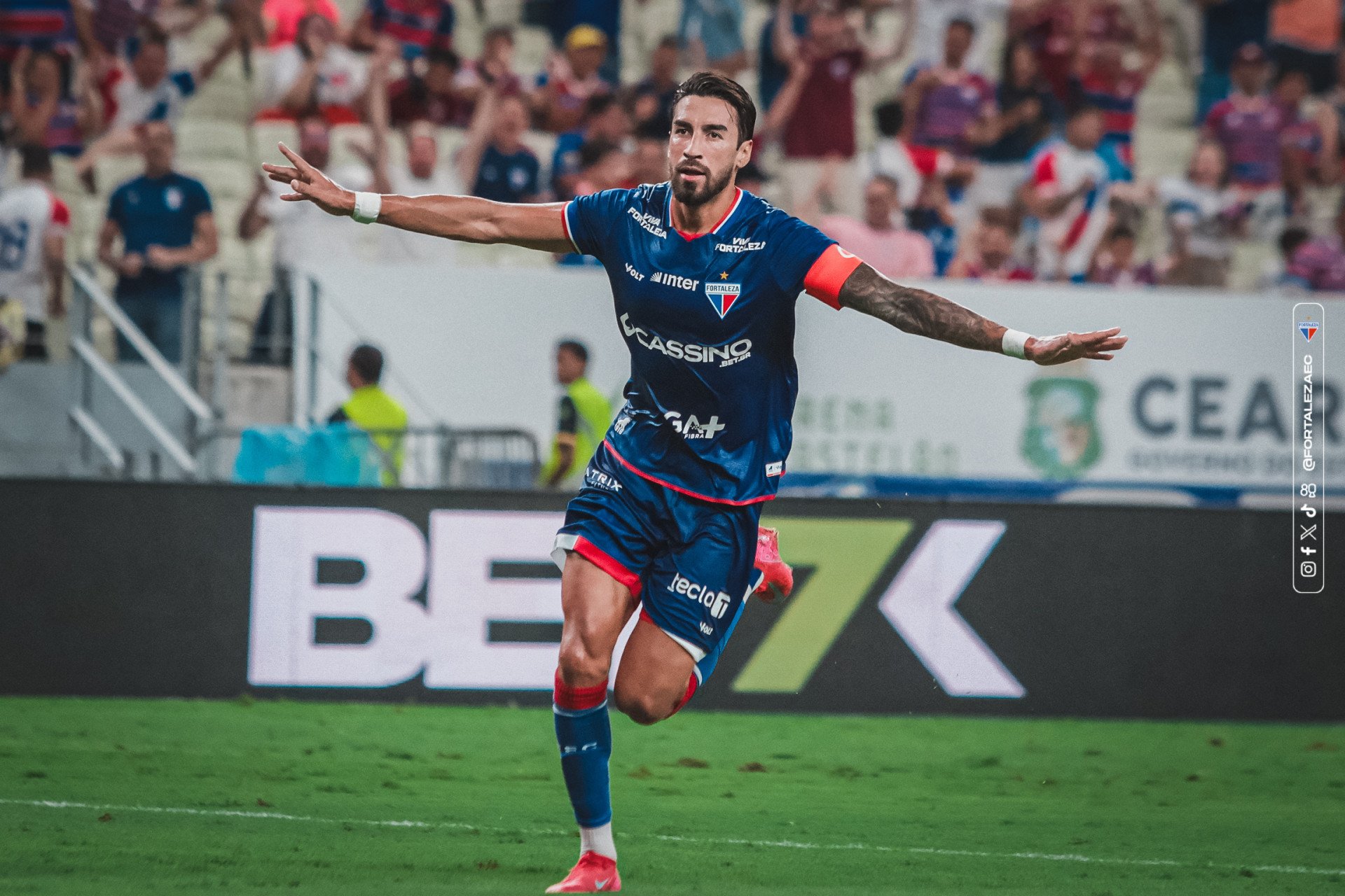 Lucero, atacante do Fortaleza, comemora gol marcado diante do Vitória (Foto: Mateus Lotif / Fortaleza EC)