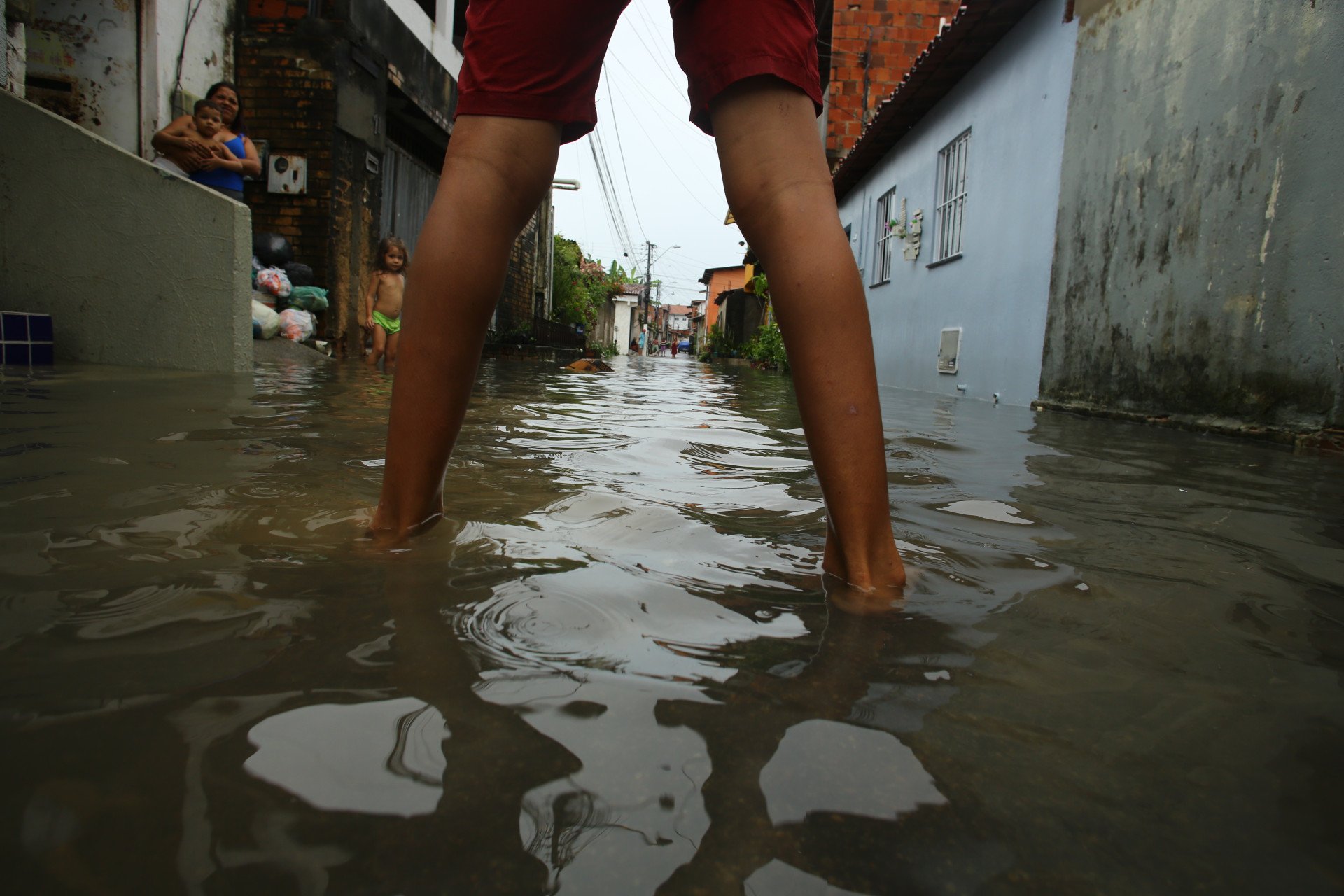 ￼ÁGUA invadiu casas no bairro Parque Dois Irmãos (Foto: FÁBIO LIMA)