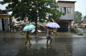 FORTALEZA-CE, BRASIL, 20.02.2025: Moradores do bairro Boa  vista se divertem na chuva.  (foto: Fabio Lima/ OPOVO)