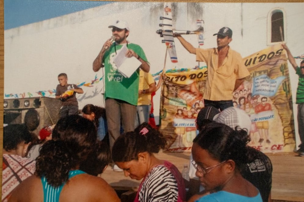 Zé Maria, de amarelo, em protesto contra a pulverização aérea de agrotóxicos na região da Chapada do Apodi(Foto: JÚLIO CAESAR/O POVO/Reprodução do acervo da família)