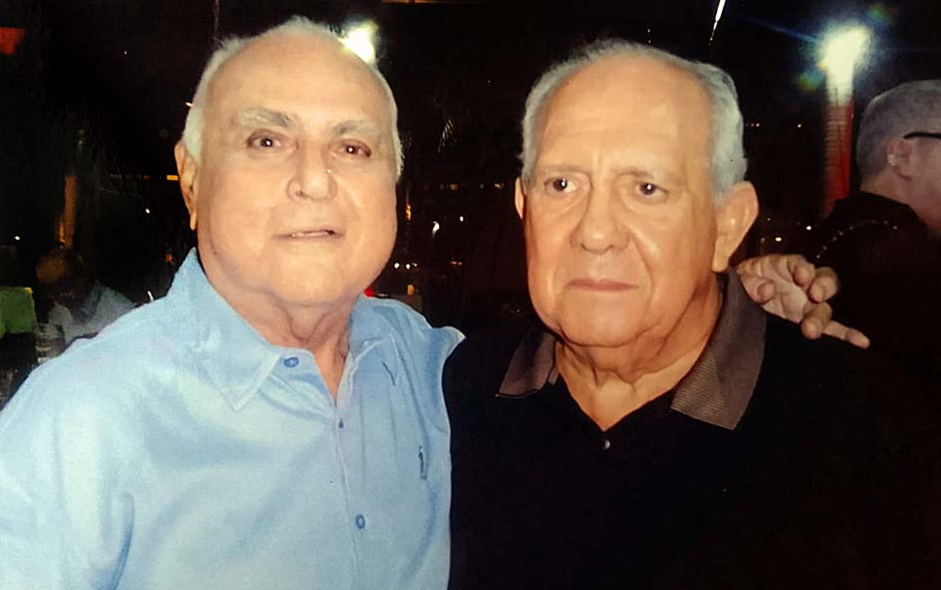 Prefeito Roberto Pessoa com Manoel Milfont, pioneiro cumbucano, que saudou Lúcio Alcântara, que, via seu pai Waldemar, trouxe a luz para a capital da orla oeste
 (Foto: acervo pessoal)