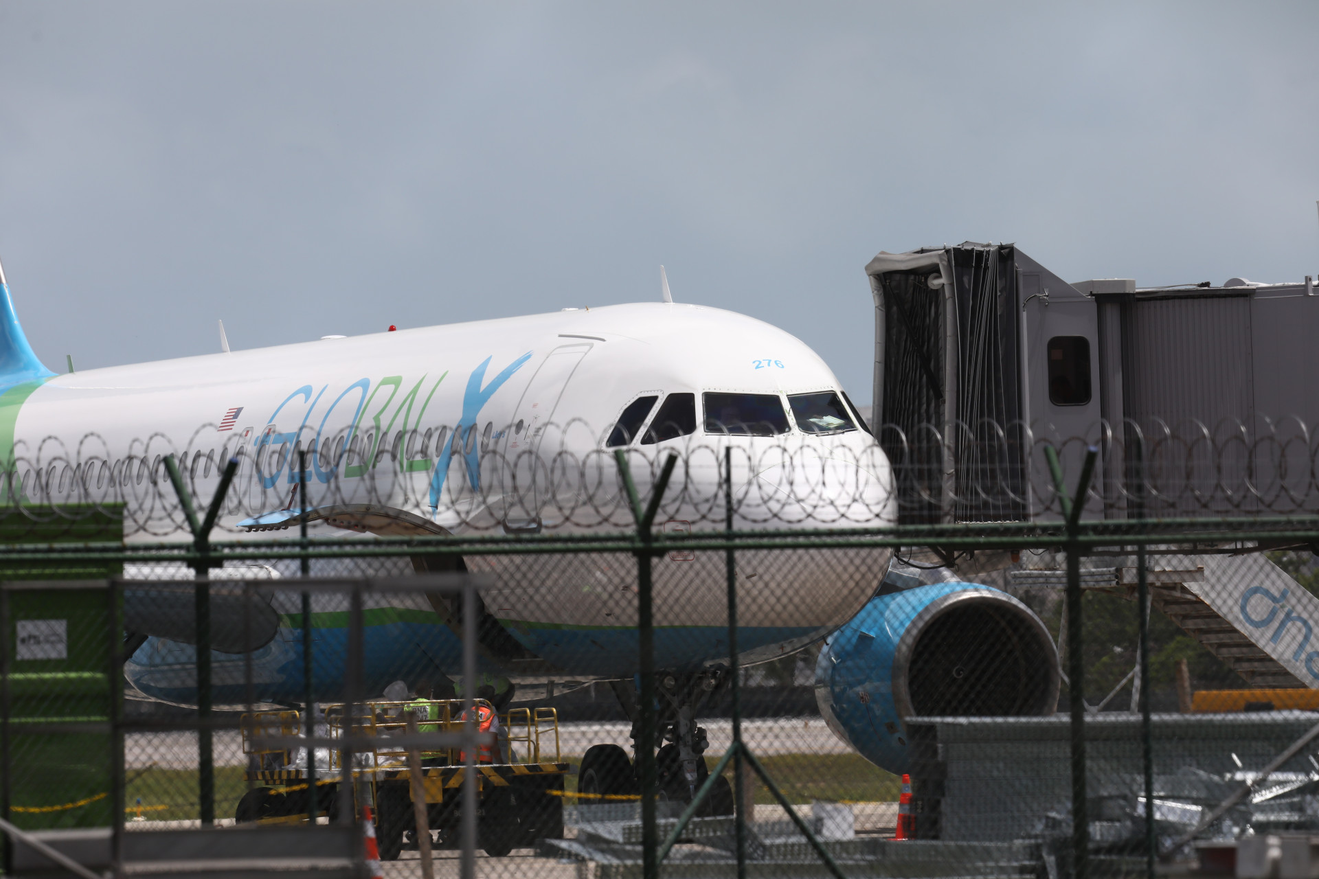 ￼AVIÃO com brasileiros chegou a Fortaleza (Foto: FÁBIO LIMA)