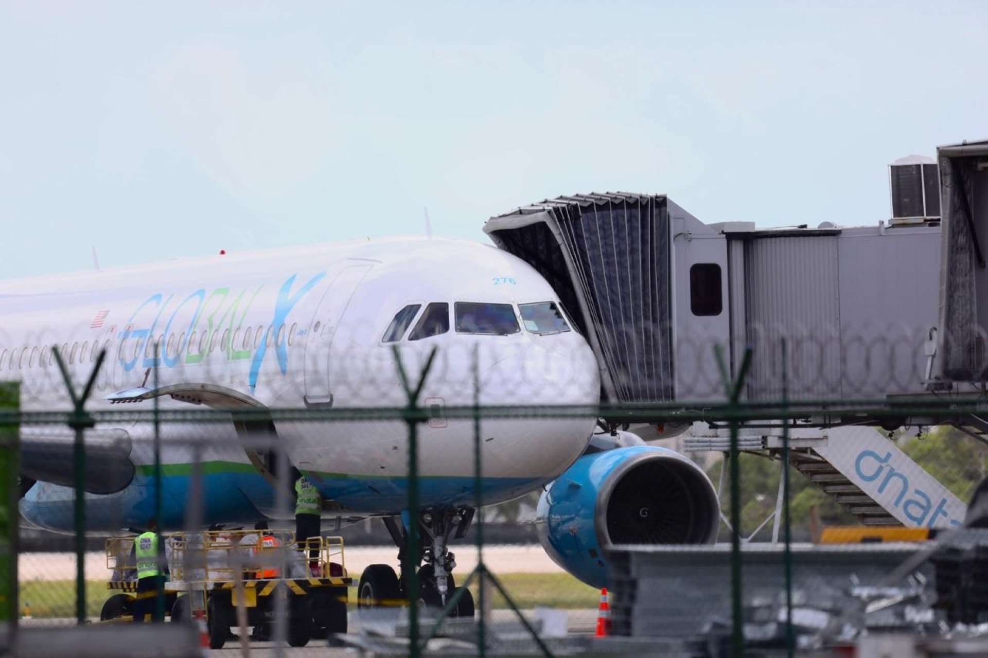 Voo com brasileiros repatriados dos Estados Unidos chega a Fortaleza em 21 de fevereiro. É o segundo voo de deportados a desembarcar na capital cearense (Foto: Fabio Lima)