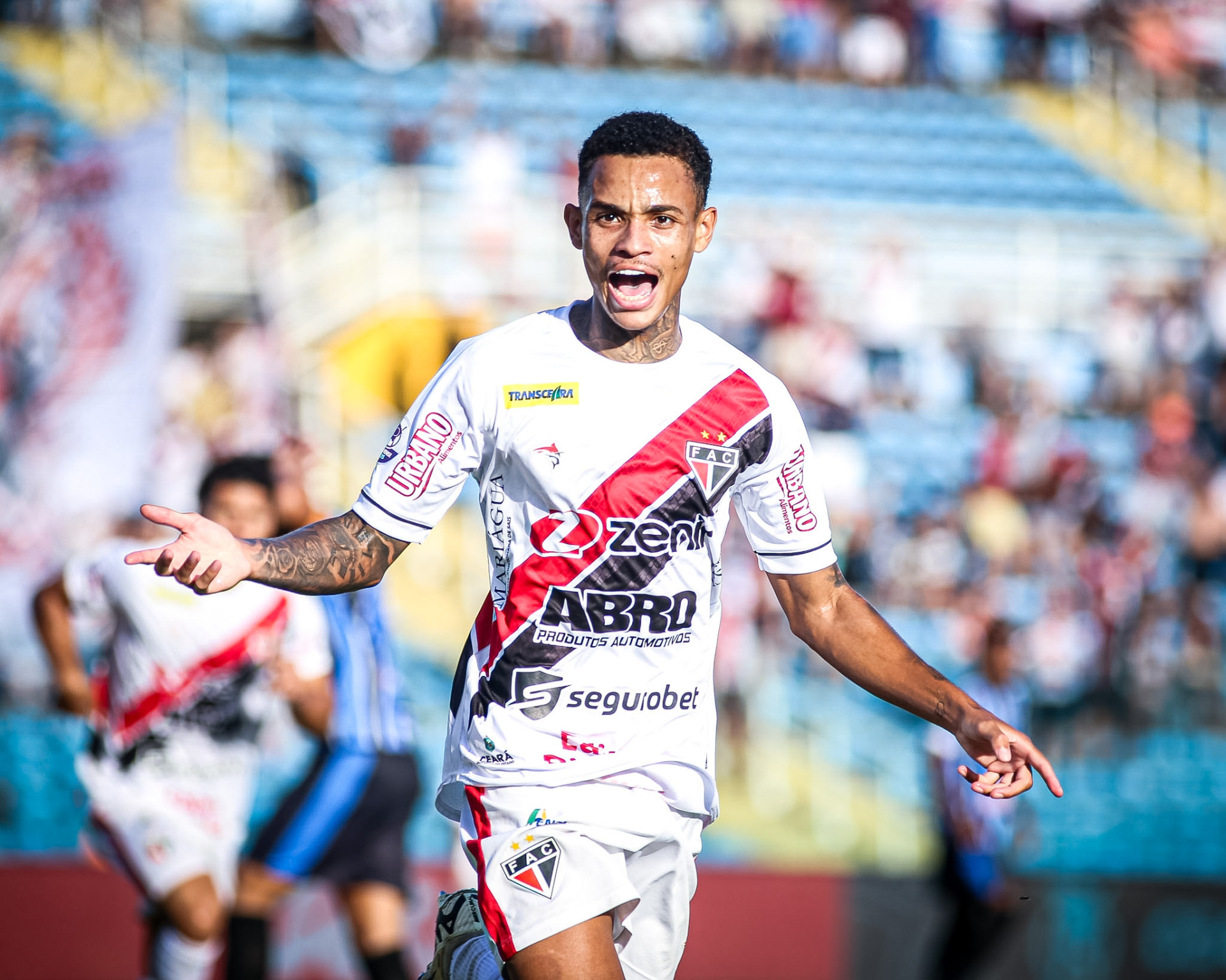 Allanzinho marcou os dois primeiros gols do jogo (Foto: Lenilson Santos/FAC)