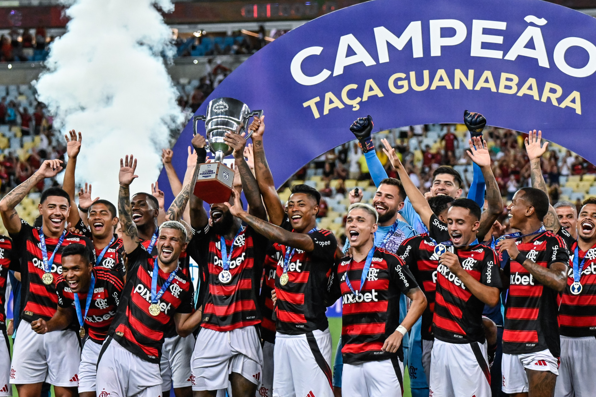 Jogadores do Flamengo comemoram simbólico título da Taça Guanabara (Foto: CELSO PUPO/FOTOARENA/ESTADÃO CONTEÚDO)