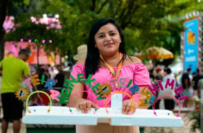 FORTALEZA, CEARÁ, BRASIL, 23-02-2025: Maria de fatima da costa, vendedora em movimentação de foliões celebrando a diversidade no pré-Carnaval no Benfica e na praça da Gentilândia. (Foto: Samuel Setubal/ O Povo)