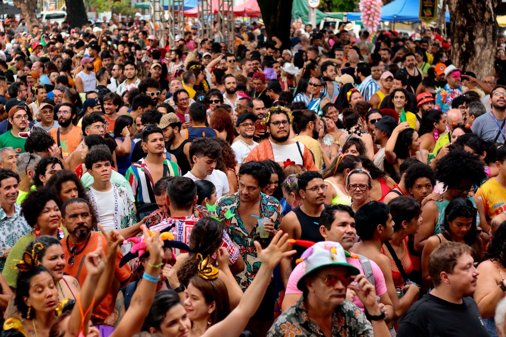 FORTALEZA, CEARÁ, BRASIL, 23-02-2025: Movimentação de foliões celebrando a diversidade no pré-Carnaval no Benfica e na praça da Gentilândia. (Foto: Samuel Setubal/ O Povo) (Foto: Samuel Setubal)