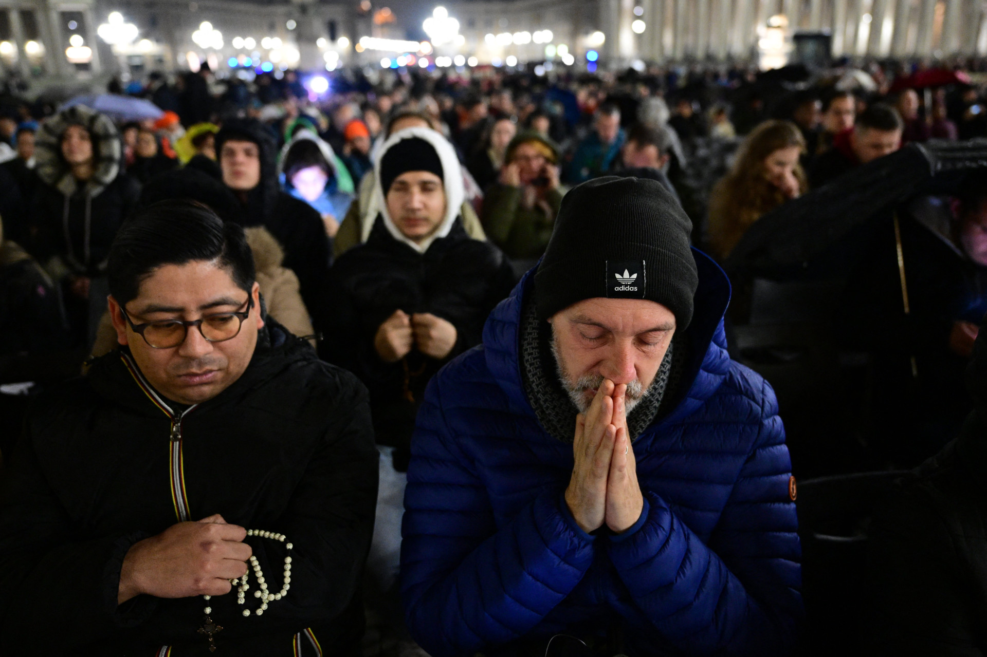 ￼A segunda-feira, 24, foi marcada por orações de fiéis pela saúde do papa. Na foto, multidão na Praça de São Pedro, no Vaticano (Foto: Tiziana FABI / AFP)