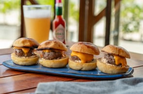 Macaxeira Palito com Fonduta de Queijo Manteiga e Carne do Sol, do Boteco do Illa