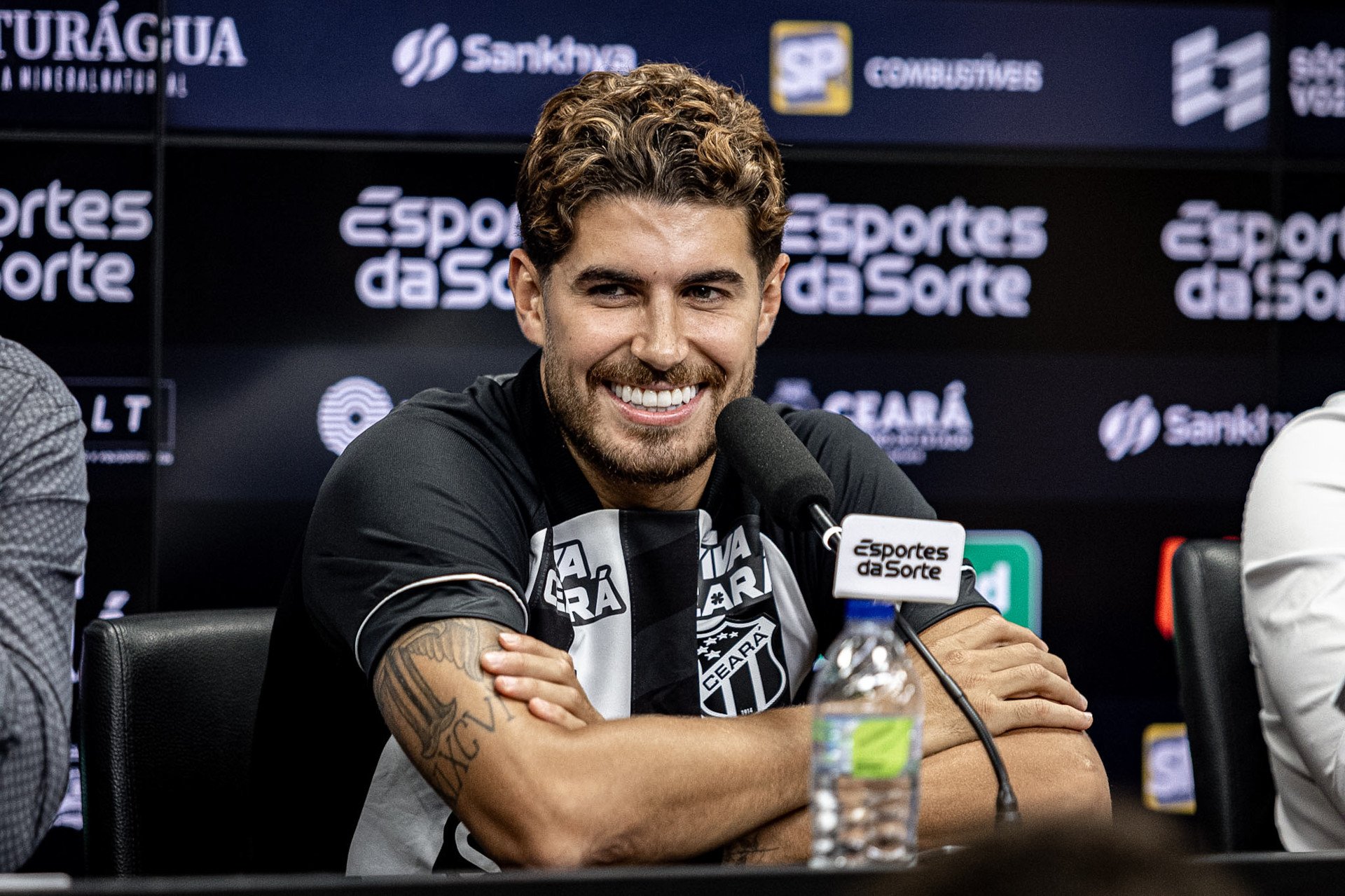 Pedro Raul foi apresentado como novo camisa 9 do Ceará (Foto: Gabriel Silva/Ceará SC)