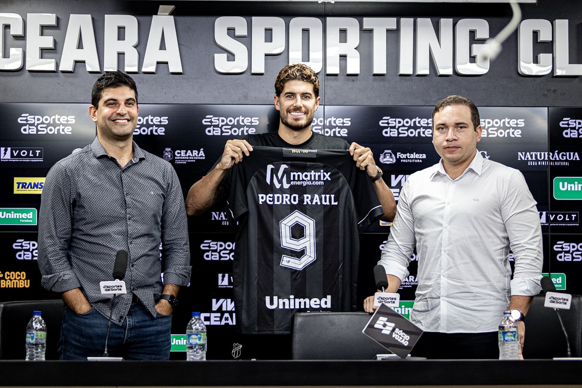 Pedro Raul foi apresentado como novo camisa 9 do Ceará na tarde desta terça-feira, 25, em Porangabuçu.  (Foto: Gabriel Silva/Ceará SC)