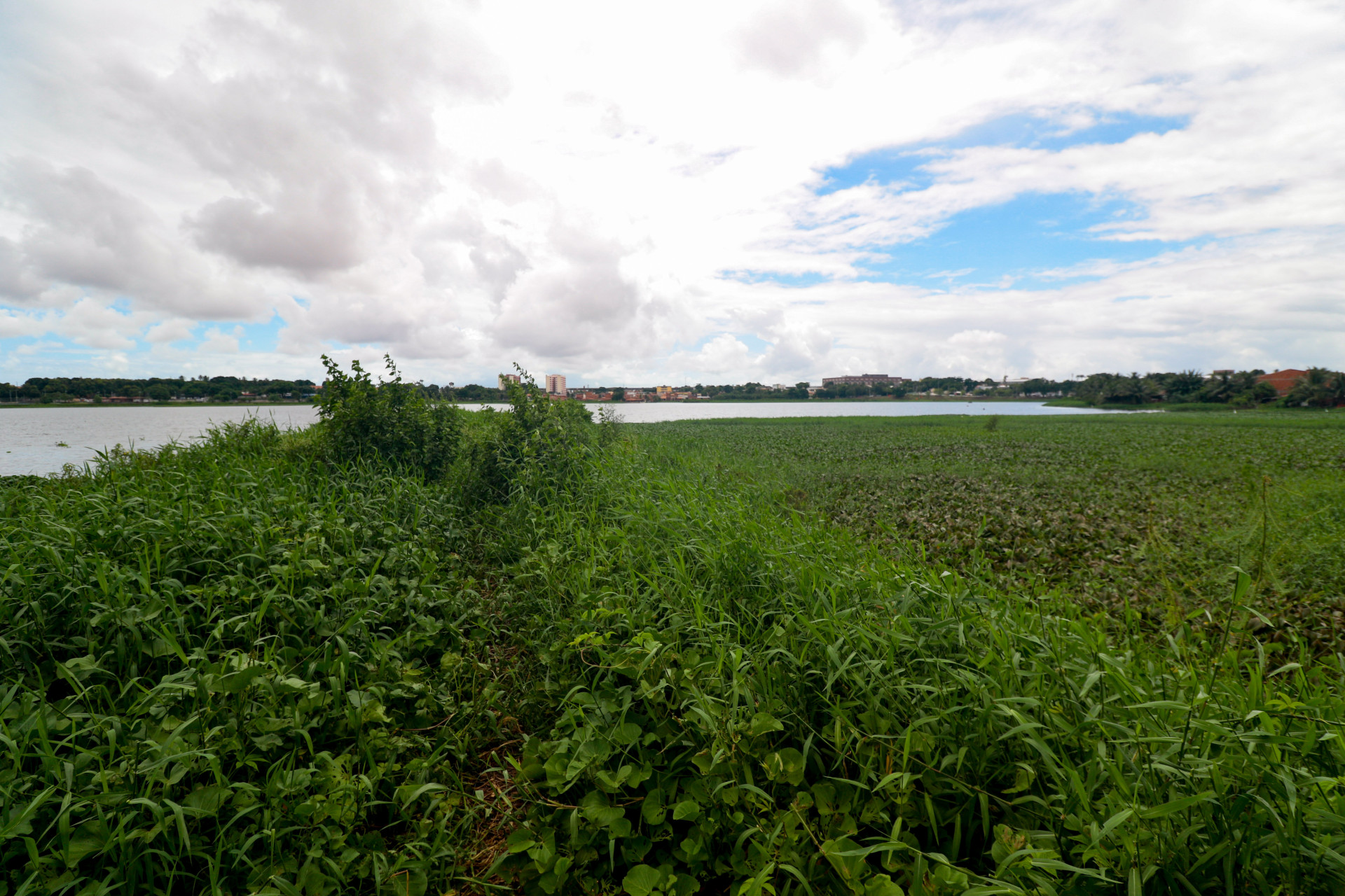 ￼ENTORNO da Lagoa apresenta acúmulo de lixo e estruturas quebradas (Foto: Samuel Setubal)