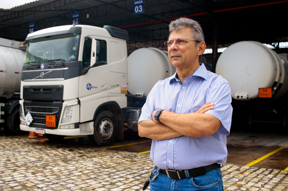 FORTALEZA, CEARÁ, BRASIL, 27-02-2025: Pedro Lima, da Lima Transportes investe em tecnologia para minimizar ao máximo o risco do trabalho com transporte de combustíveis para aumentar a segurança no transporte rodoviário. (Foto: Samuel Setubal/ O Povo)(Foto: Samuel Setubal)