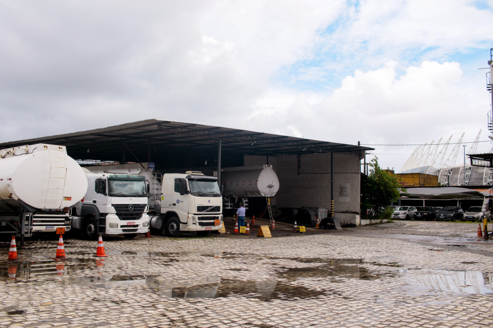 FORTALEZA, CEARÁ, BRASIL, 27-02-2025: Pedro Lima, da Lima Transportes investe em tecnologia para minimizar ao máximo o risco do trabalho com transporte de combustíveis para aumentar a segurança no transporte rodoviário. (Foto: Samuel Setubal/ O Povo)(Foto: Samuel Setubal)