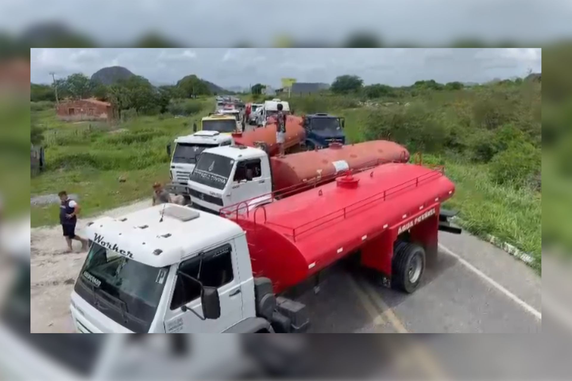 ￼PIPEIROS bloquearam a rodovia por falta de pagamentos (Foto: Reprodução/ leitor via WhatsApp O POVO)