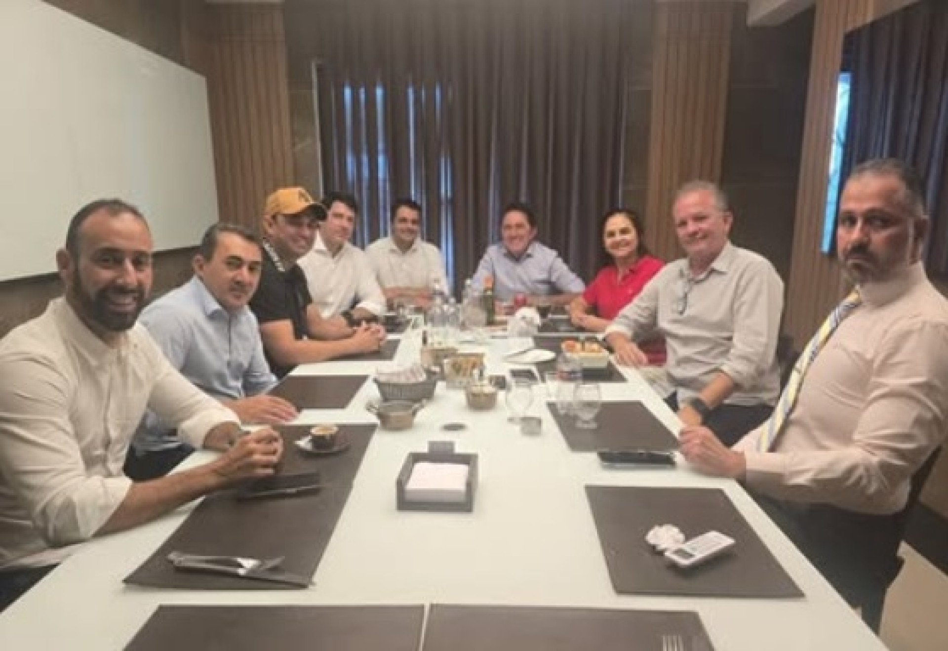 Deputado André Figueiredo se reuniu com oito vereadores do PDT em Fortaleza (Foto: Divulgação/Instagram André Figueiredo)