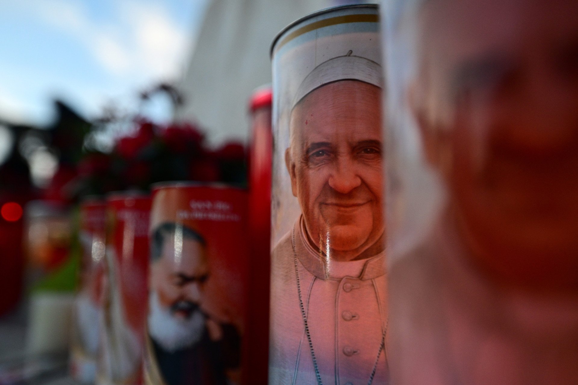 ￼FIÉIS mantém velas acesas do lado de fora do hospital onde o papa Francisco está internado. Orações seguem pelo mundo (Foto: Tiziana FABI / AFP)