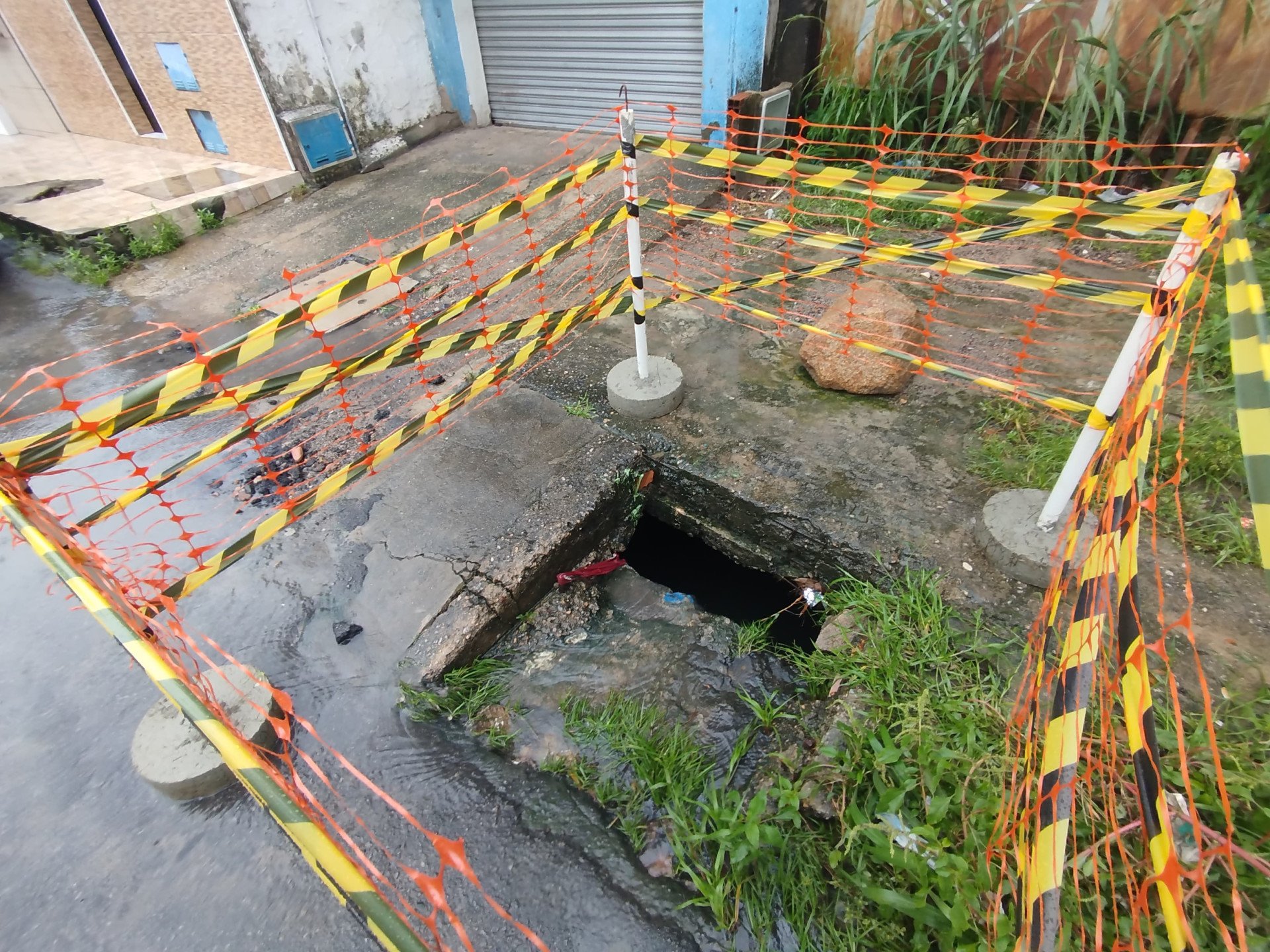 Criança sugada em bueiro, no Bom Jardim, foi encontrada, socorrida e encaminhada a uma Unidade de Pronto Atendimento (UPA)  (Foto: Samuel Setubal)