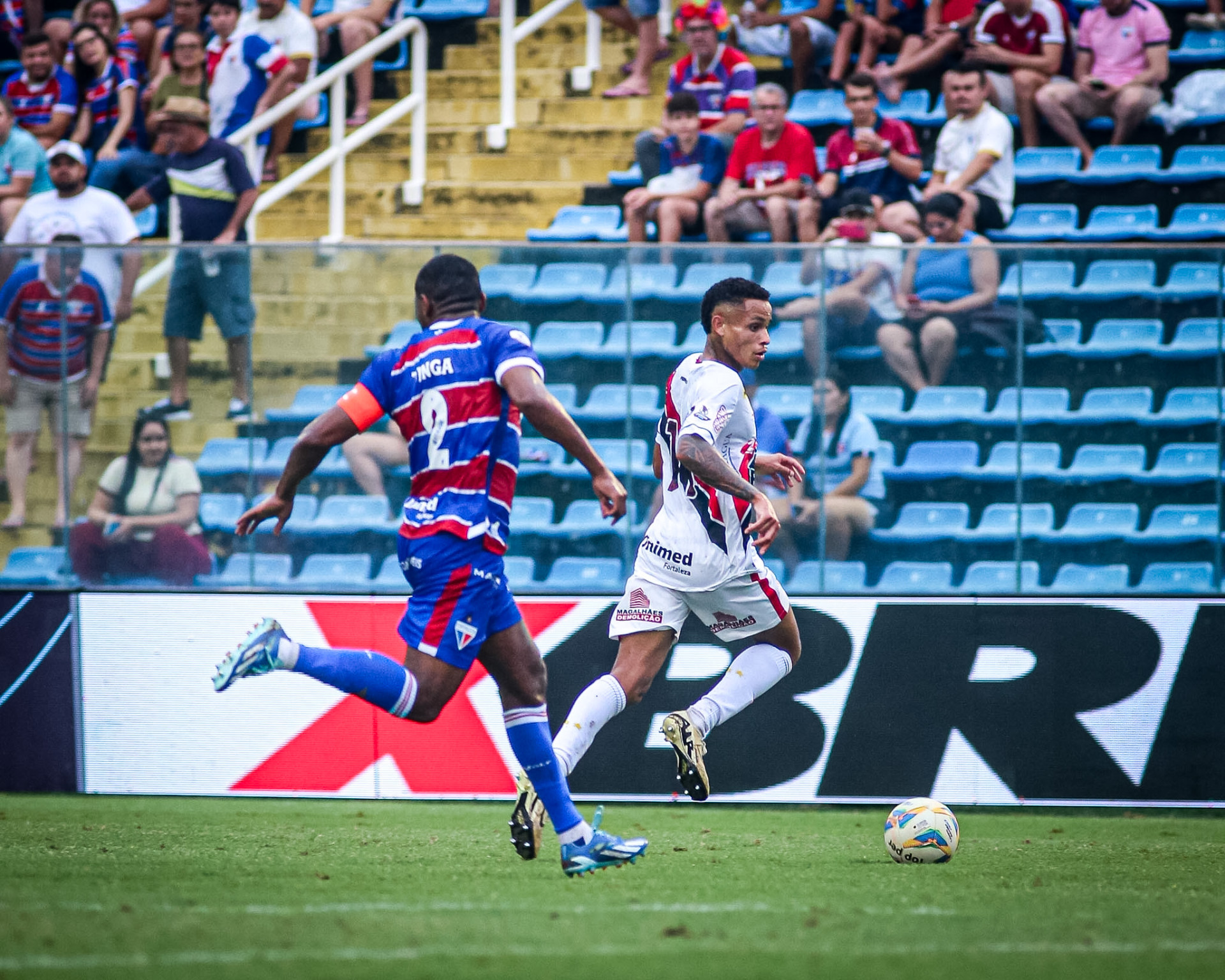 Allanzinho, atacante do Ferroviário, com a bola dominada enquanto Tinga, defensor do Fortaleza, o cerca (Foto: Lenilson Santos/Ferroviário AC)