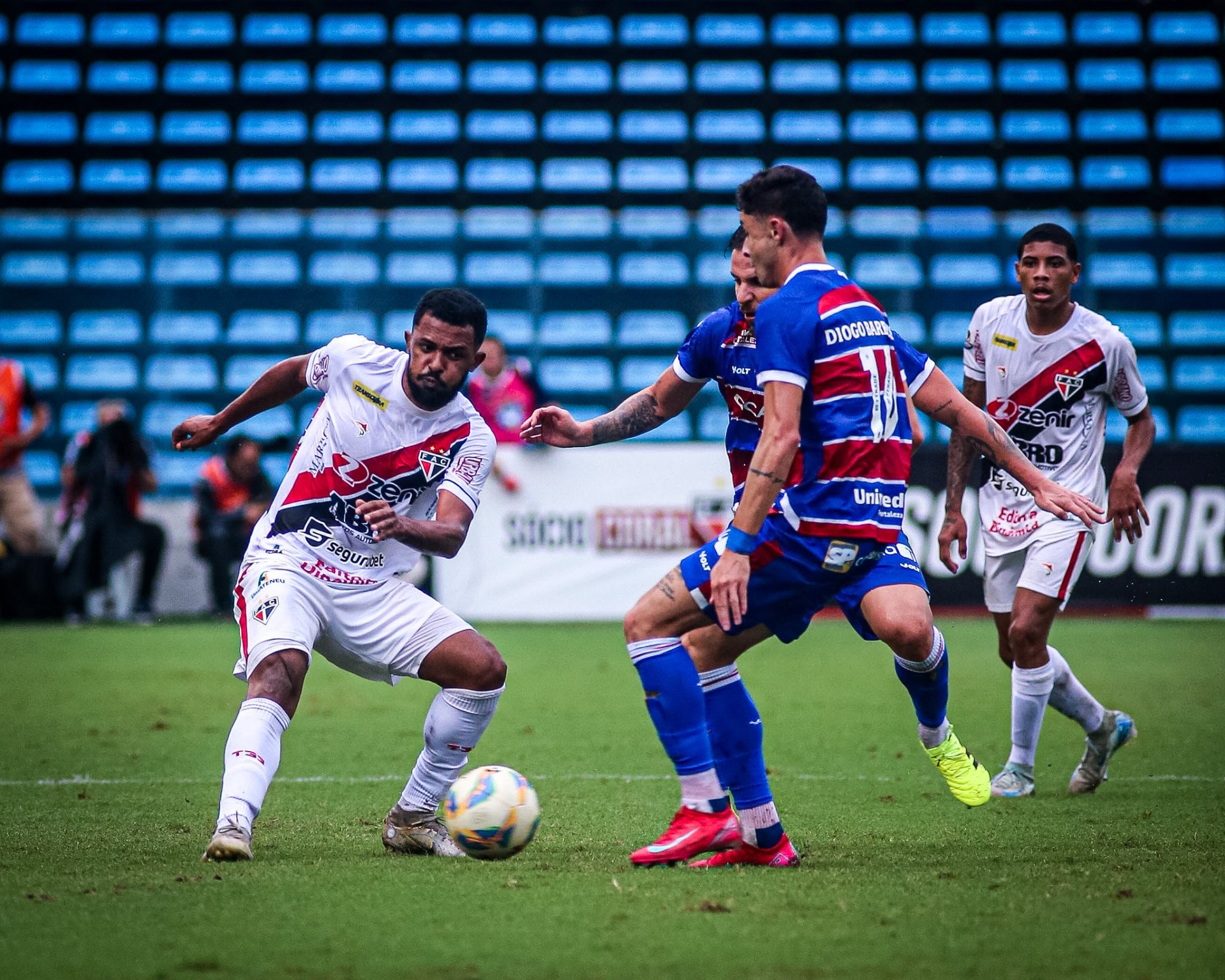 Janeudo, atacante do Ferroviário, tenta passe enquanto é cercado por jogadores do Fortaleza (Foto: Lenilson Santos/Ferroviário AC)