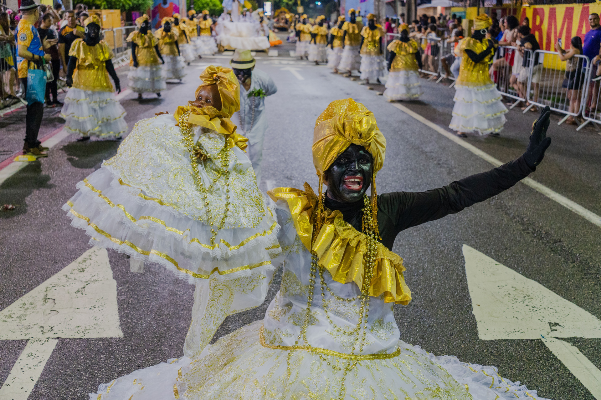 ￼MARACATU Nação Pici desfilou no sábado (Foto: FERNANDA BARROS)