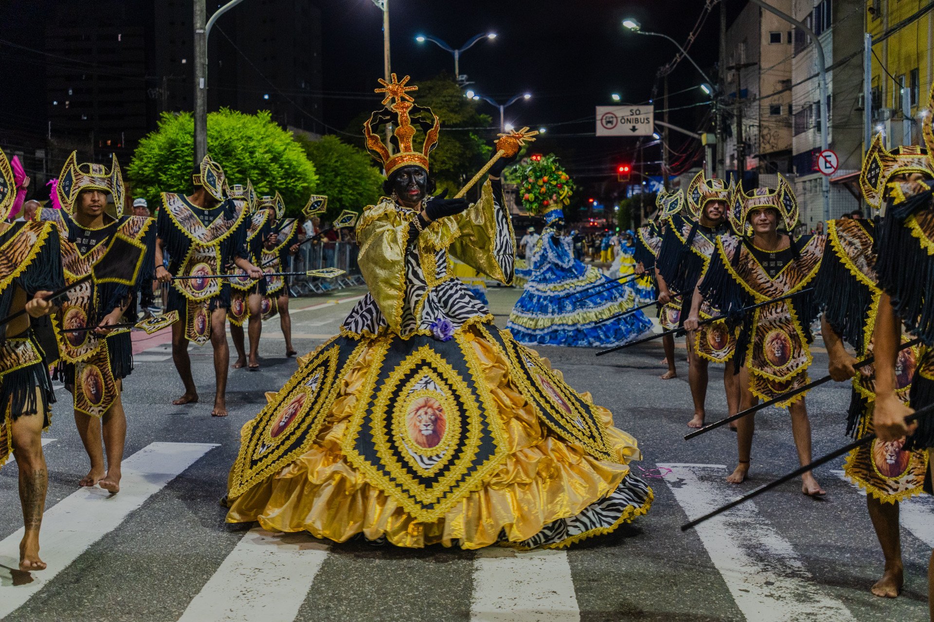 FORTALEZA-CE, BRASIL,  02-03-2025: Segundo dia de desfiles das agremiações de maracatu, na Avenida Domingos Olímpio. Na foto, o Maracatu Leão de Ouro. (Foto: Fernanda Barros/ O Povo)
 (Foto: FERNANDA BARROS)