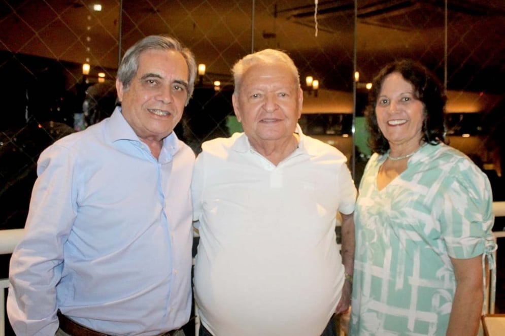 Mediante seu natalício, Flávio Barreto e mulher Norma ladeados por Humberto Mendonça(Foto: acervo pessoal)