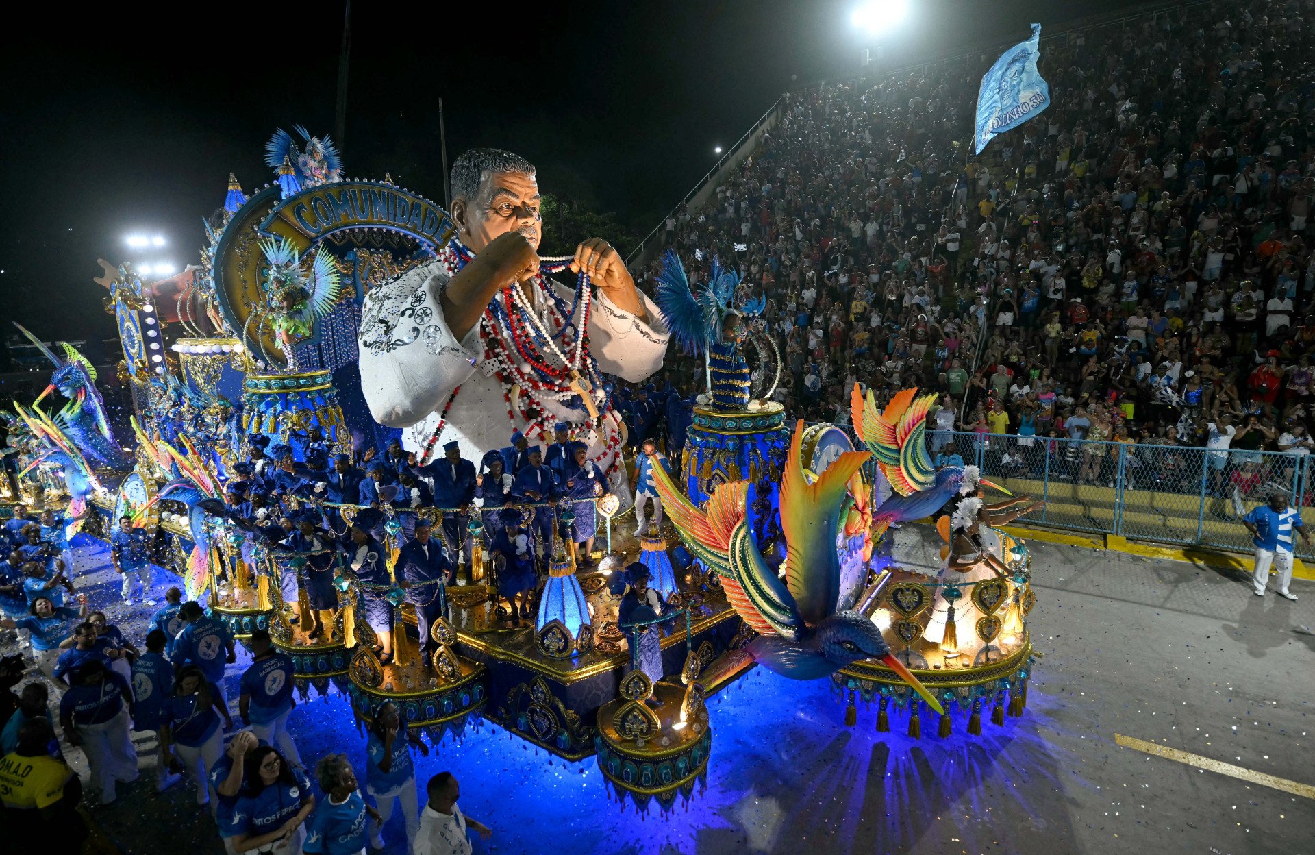 ￼ENREDO homenageou Laíla, diretor de Carnaval da escola que morreu em 2021 (Foto: Mauro PIMENTEL / AFP)