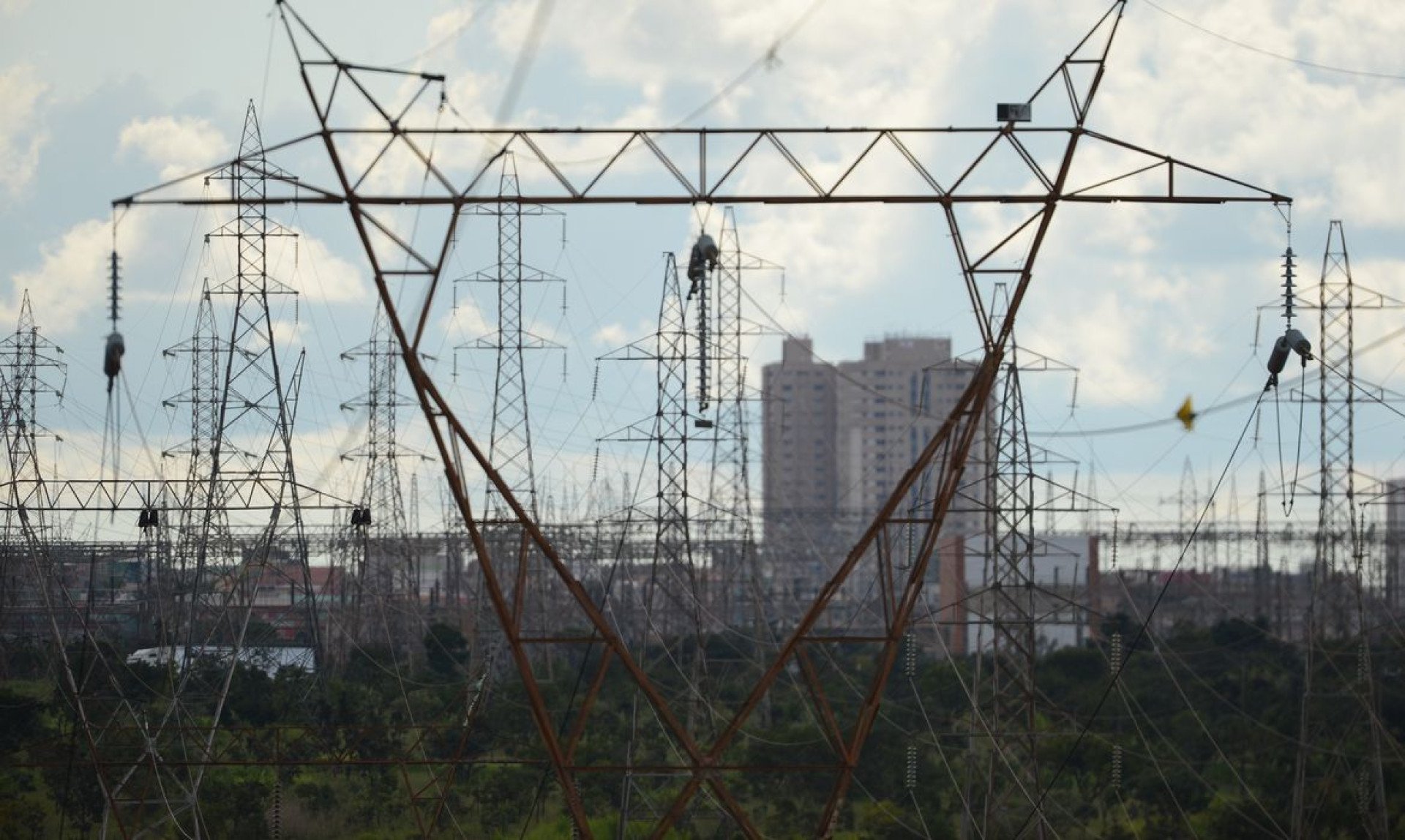 Queda de energia em Fortaleza ocorreu após desligamento de linhas de transmissão que suprem a subestação Pici II (Imagem meramente ilustrativa) (Foto: ABR)