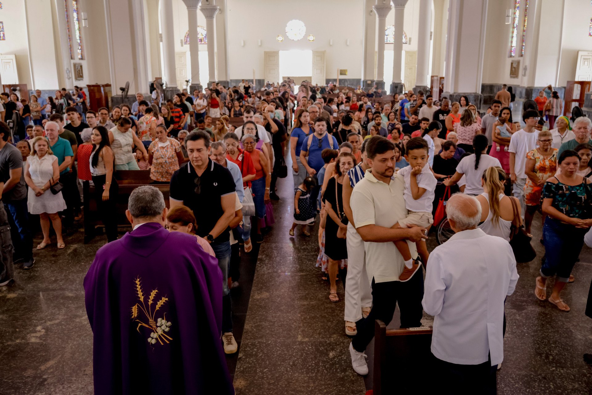 ￼MISSA de Quarta-feira de Cinzas, na Catedral, reuniu centenas de fiéis  (Foto: AURÉLIO ALVES)