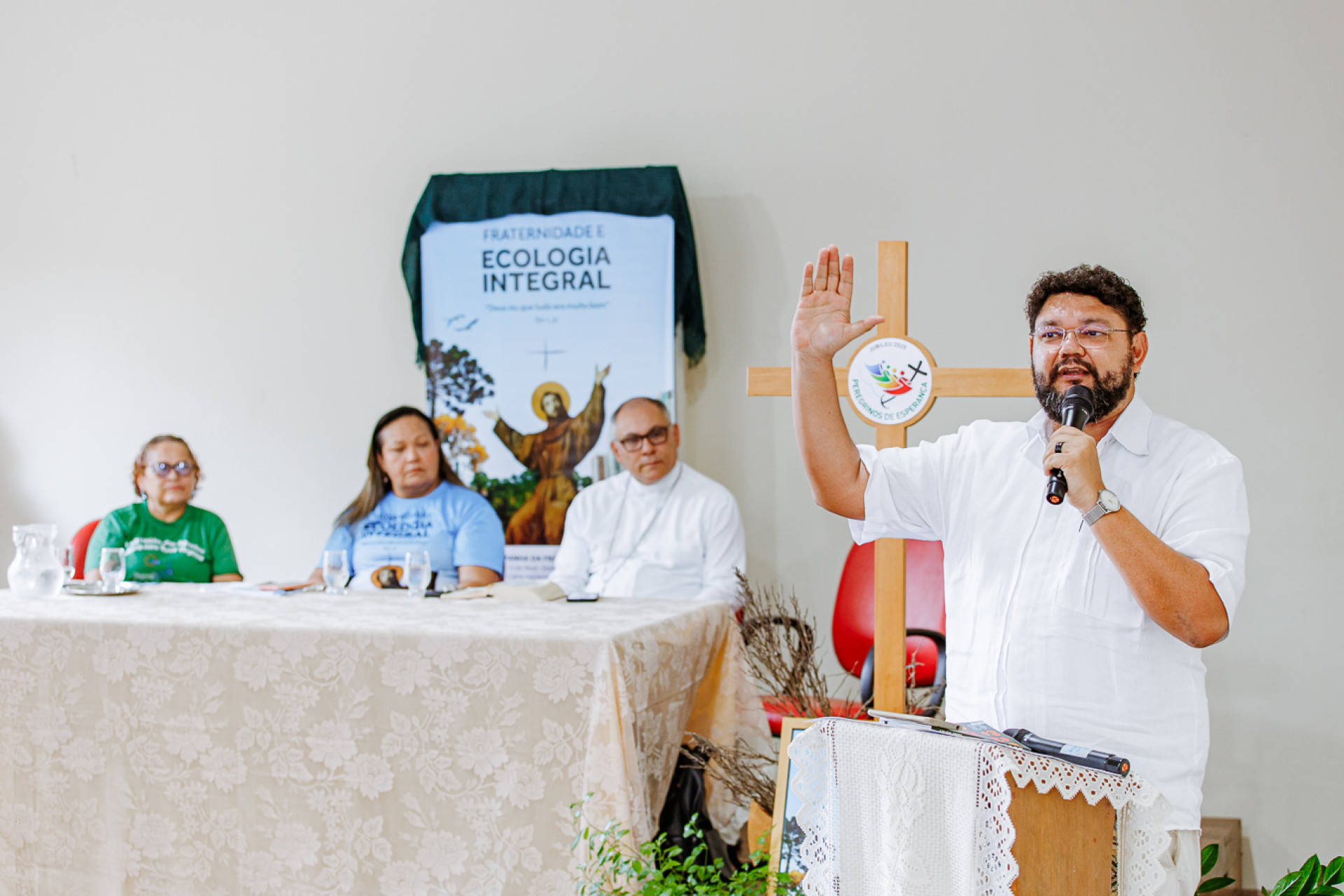 Lançamento da Campanha da Fraternidade 2025. Na foto, Dom Gregório Paixão, Musamara Pereira, Rafael e Patrícia  (Foto: Divulgação Arquidiocese de Fortaleza)