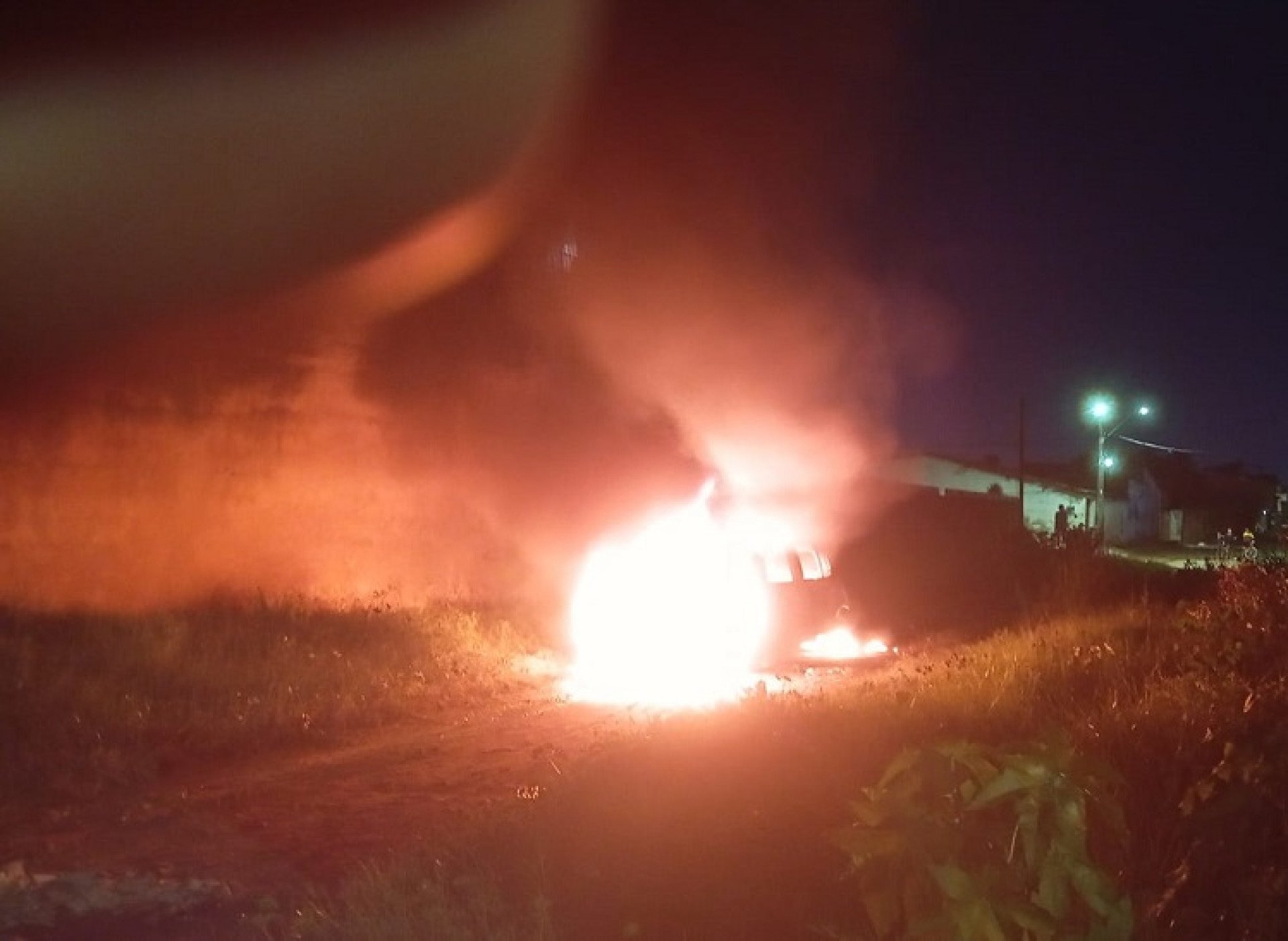 Criminosos atearam fogo em veículo de uma empresa que fornece internet no bairro Conjunto Metropolitano, em Caucaia (Foto: Reprodução/Redes Sociais)