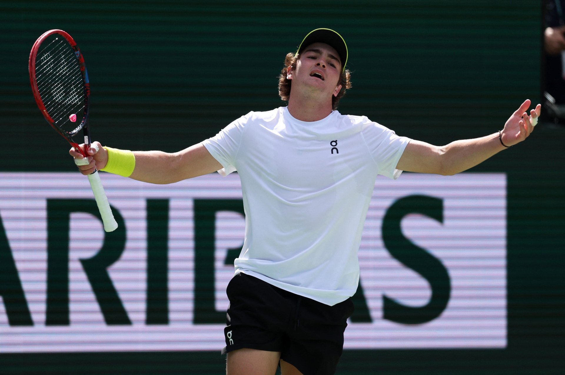 Brasileiro perde por 2 sets a 0, com parciais de 6/4 e 6/0, e sai do torneio logo na segunda rodada. Thiago Wild também é eliminado (Foto: Clive Brunskill/Getty Images North America/Getty Images via AFP)