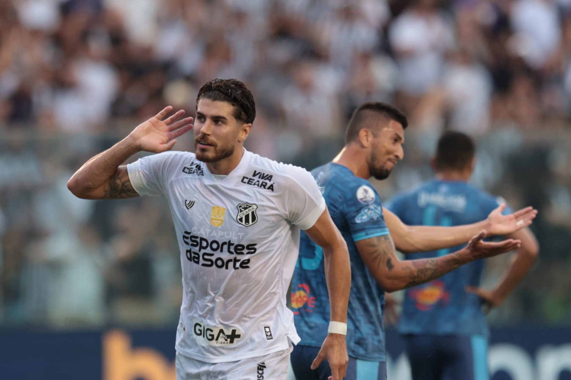 Pedro Raul, atacante do Ceará, comemora gol contra o Maracanã (Foto: Samuel Setubal)