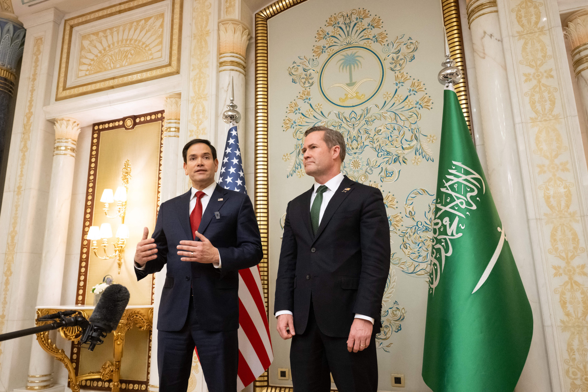 ￼COMITIVA americana fala com a mídia após reuniões com delegação ucraniana (Foto: SAUL LOEB / POOL / AFP)