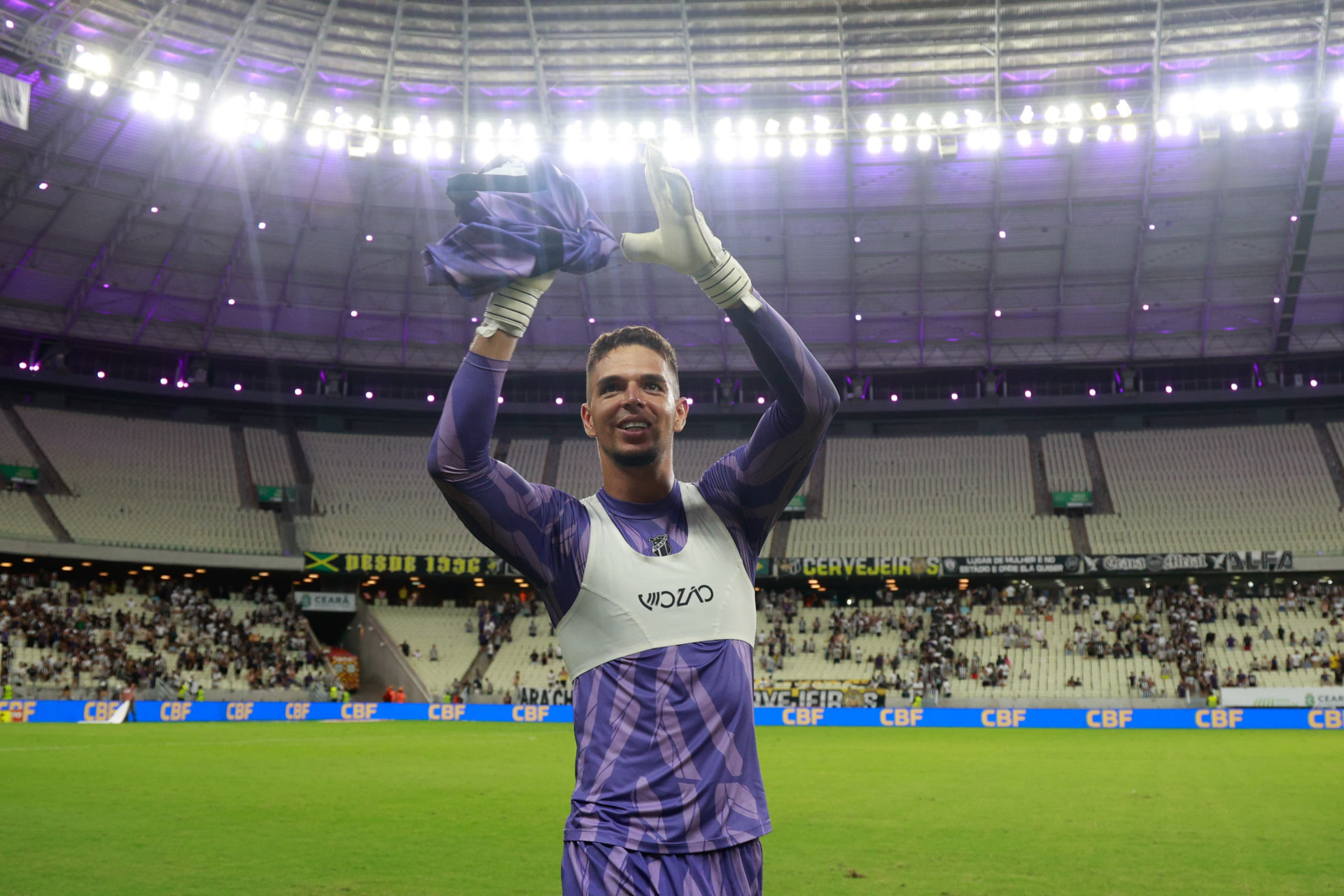 Bruno Ferreira, goleiro do Ceará, defendeu dois pênaltis contra o Confiança pela Copa do Brasil (Foto: FCO FONTENELE)