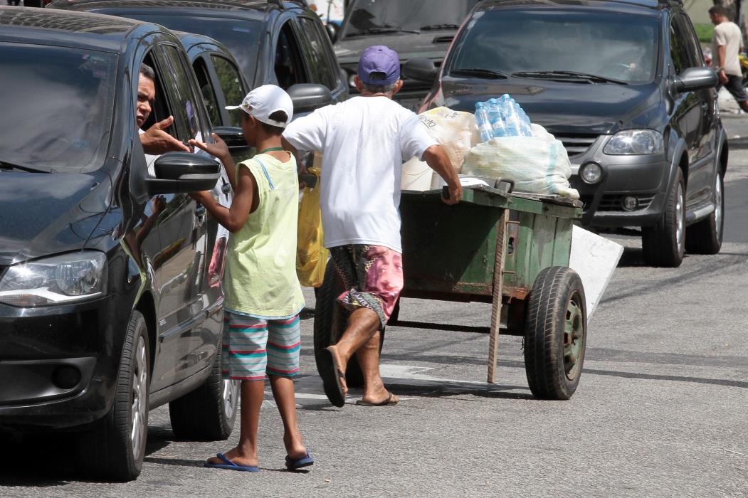 Criança pede esmola no trânsito em Fortaleza
 (Foto: EDIMAR SOARES)