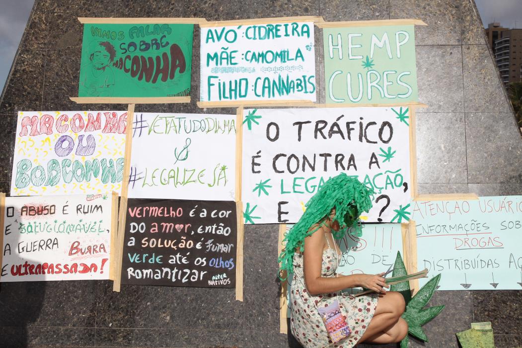 Marcha da maconha: cartazes afixados em monumento, em Fortaleza(Foto: FÁBIO LIMA)