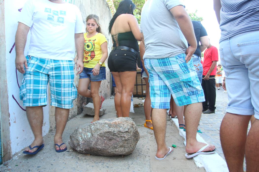 Calçadas com obstáculos ou despadronizadas atrapalham a caminhabilidade em Fortaleza   (Foto: TATIANA FORTES)