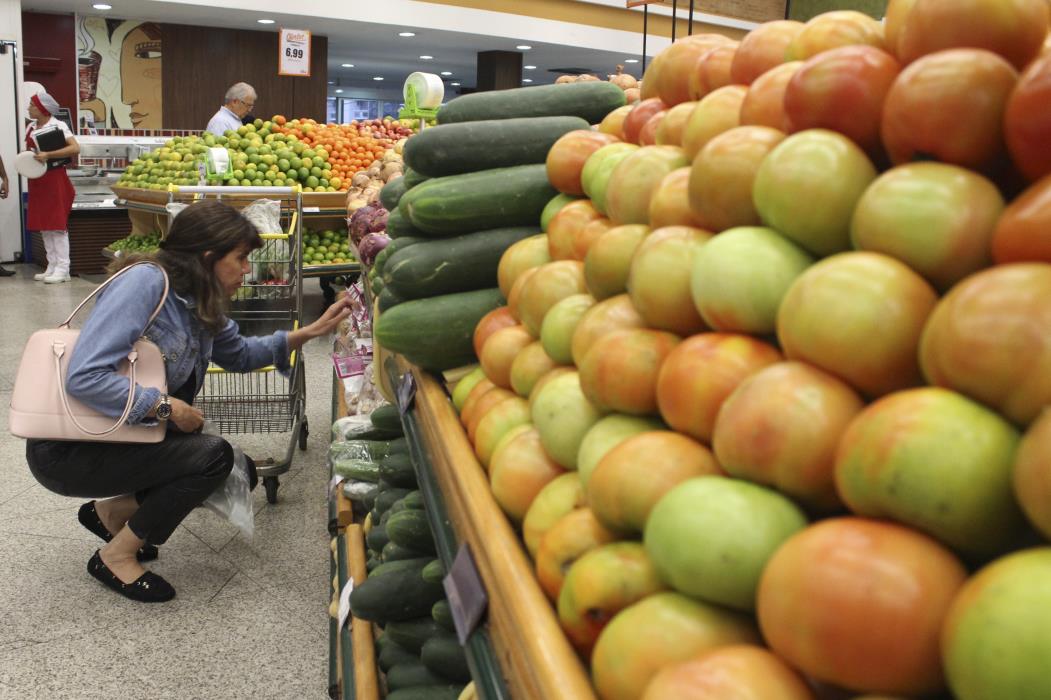 O tomate foi o principal vilão que gerou a inflação sobre o preço da cesta básica no mês passado. (Foto: Diego Camelo)