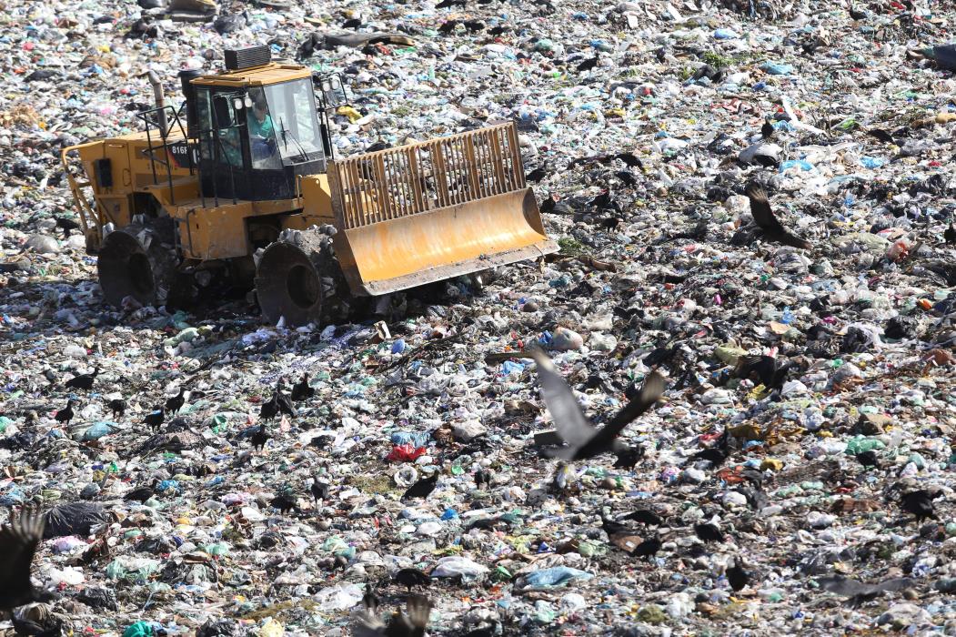 Imagem de apoio ilustrativo: Vista de trator em meio ao lixão(foto: FÁBIO LIMA)