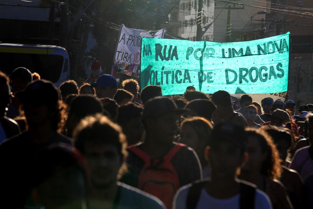 Manifestantes na 9° edição da Marcha da Maconha realizada na Praia de Iracema, em Fortaleza(Foto: Mateus Dantas / 29/5/2016)