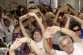 FORTALEZA, CE, BRASIL, 01-06-2016: Idosos fazem alongamentos na palestra da semana de prevenção de quedas em pessoas idosas, na GALERIA SESC na Av. Duque de Caxias, falando sobre prevenção de quedas e como tratar. (Foto: Aurélio Alves/ESPECIAL O POVO)