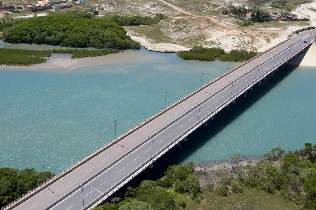 Vista aérea da Ponte da Sabiaguaba sobre o rio Cocó(Foto: FÁBIO LIMA)