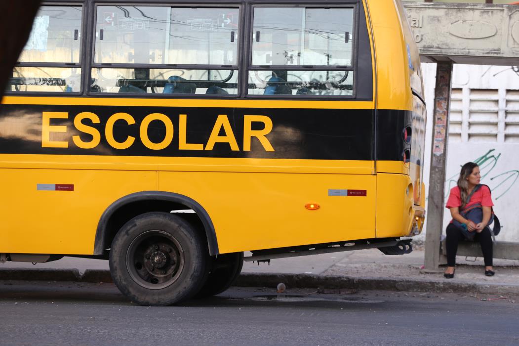 FORTALEZA, CE, BRASIL, 31-08-2016: Ônibus escolar trafega em rua do bairro Curió. Rotina no bairro Curió, após as prisões de policiais envolvidos na chacina dos jovens no bairro da Grande Messejana. (Foto: Camila de Almeida/O POVO) (Foto: CAMILA DE ALMEIDA)