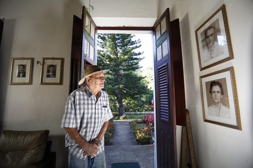 Gerardo Queiroz Farias aos 92 anos contemplando as fotos dos pais na sede do Sítio São Roque(Foto: TATIANA FORTES)